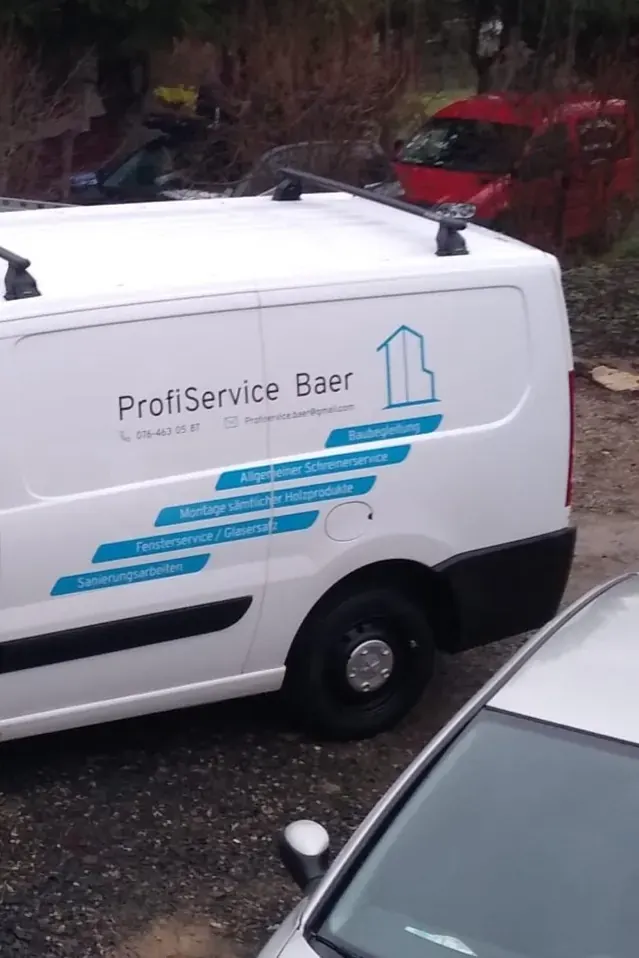 Weisser Lieferwagen mit Fahrzeugbeschriftung von ProfiService Baer in Blau