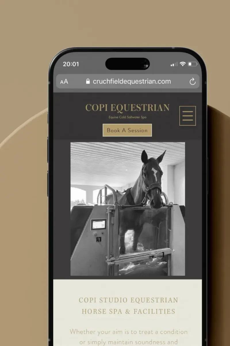 iPhone-Mockup der mobilen Website von Copi Equestrian mit Pferdefoto