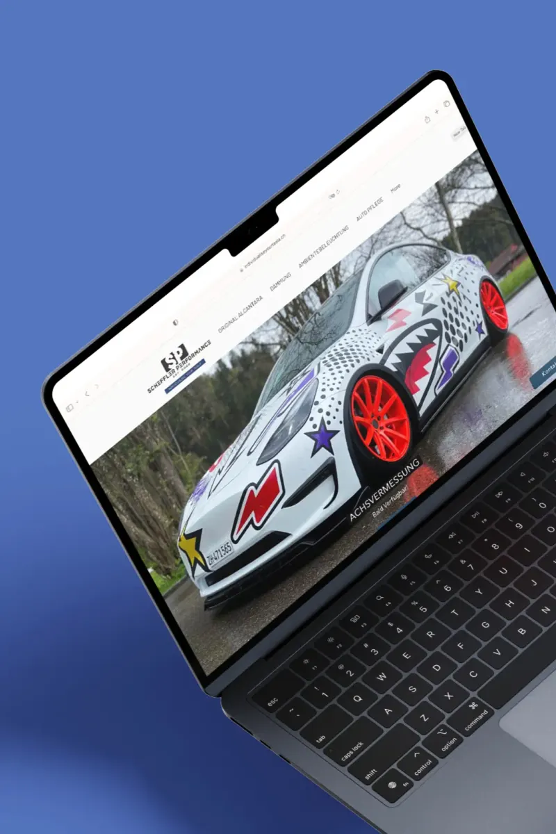 MacBook-Air-Mockup der Website von Schaeffler Performance (individualizeyourtesla.ch) mit foliertem Tesla im Hero